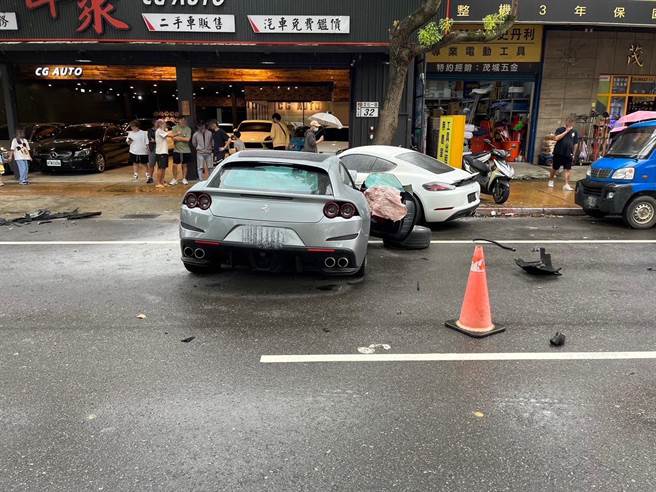 法拉利失控衝撞路邊保時捷，網友大驚直呼好貴的車禍。(翻攝照片／蔡依珍桃園傳真)