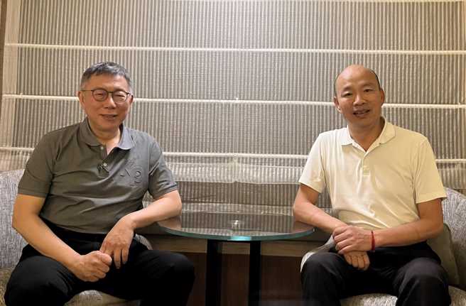 前高雄市長韓國瑜（右）日前貼出與民眾黨主席、總統參選人柯文哲（左）的合照，並提到「四年闊別，老友相見」。（圖取自韓國瑜臉書）