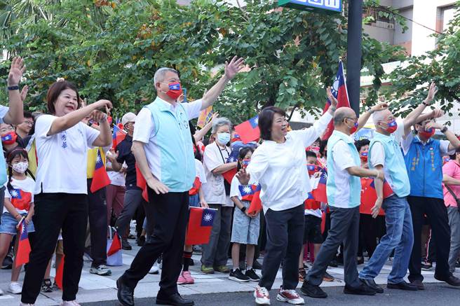 嘉義市長黃敏惠與參與民眾大跳「火肌舞」為升旗典禮熱力開場。（呂妍庭攝）