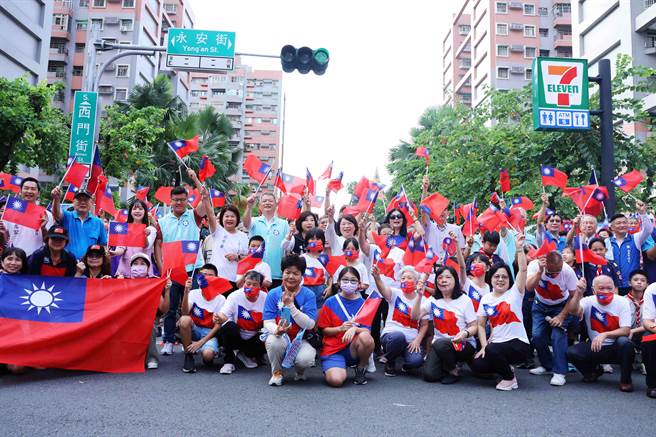 慶祝雙十國慶，嘉義市今接連在經國新城、精忠新城舉辦升旗典禮。（呂妍庭攝）
