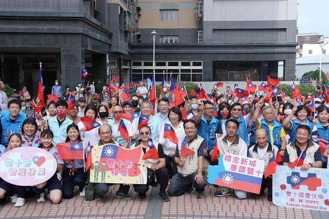 慶祝雙十國慶，嘉義市今接連在經國新城、精忠新城舉辦升旗典禮。（呂妍庭攝）