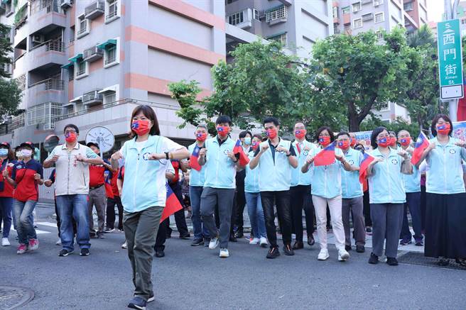為挑戰明年2024年「最多人進行高抬腿運動」金氏世界紀錄，經國新城升旗典禮特別安排跳「火肌舞」。（呂妍庭攝）
