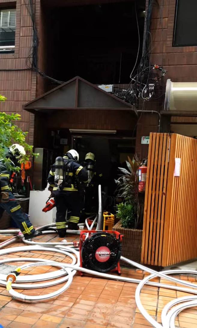 北市中山区社区大楼火警！地下停车场「汽车自燃」浓烟窜出。(翻摄画面)