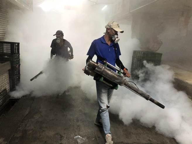 彰化縣衛生局10日宣布彰化縣已發生首起登革熱群聚事件，已協調環保局及公所清潔隊在八卦山大佛風景區周遭進行化學防治噴藥。（彰化縣政府提供／孫英哲彰化傳真）