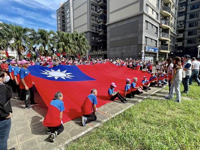 新竹市華夏金城連續第10年在社區廣場舉辦雙十國慶升旗，整個社區掛滿國旗，還有13米超大國旗入場分列式，場面壯觀。（陳育賢攝）