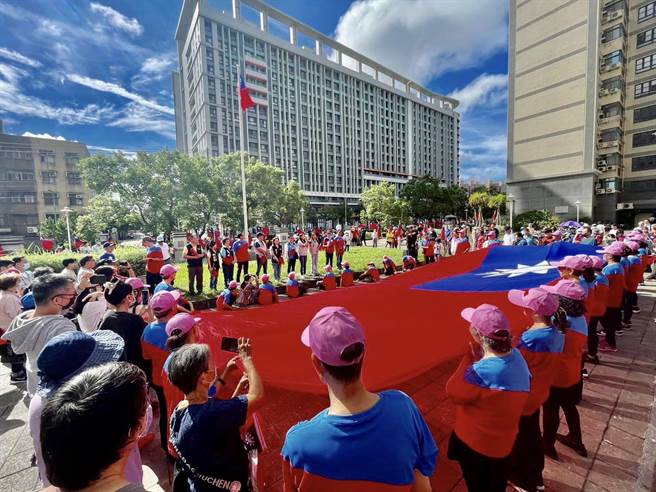 新竹市華夏金城連續第10年在社區廣場舉辦雙十國慶升旗，整個社區掛滿國旗，還有13米超大國旗入場分列式，場面壯觀。（陳育賢攝）