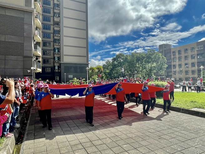 新竹市華夏金城連續第10年在社區廣場舉辦雙十國慶升旗，整個社區掛滿國旗，還有13米超大國旗入場分列式，場面壯觀。（陳育賢攝）