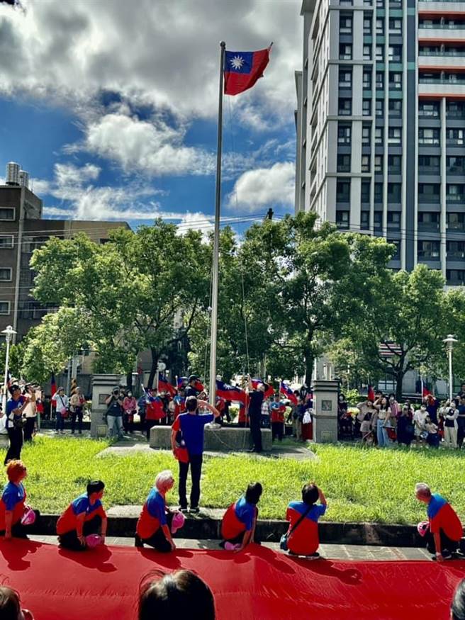 新竹市華夏金城連續第10年在社區廣場舉辦雙十國慶升旗。（陳育賢攝）