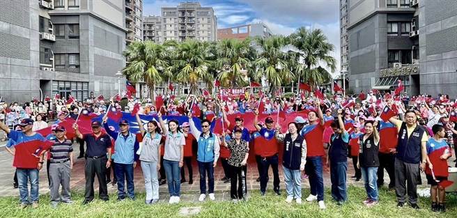 新竹市華夏金城今天上午舉辦雙十國慶升旗，市長高虹安（前排左六）特別趕來參加。（陳育賢攝）