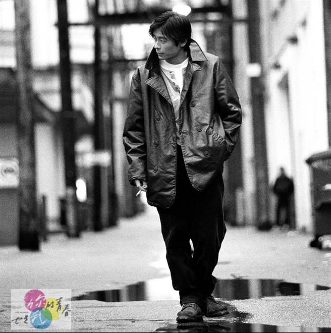 王杰在温哥华后巷拍照被误以为是黑帮。（《你的青春也是我的青春》提供）