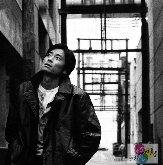 王杰在温哥华后巷拍照被误会是黑帮遭邻居报警。（《你的青春也是我的青春》提供）