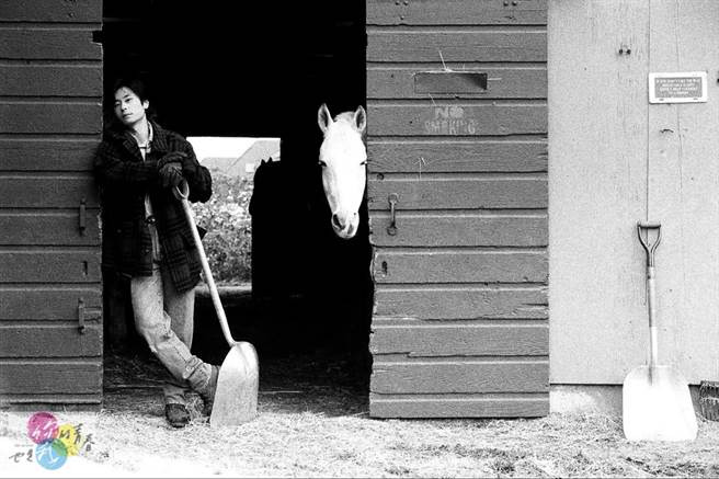 王杰在加拿大自家与爱马合影。（《你的青春也是我的青春》提供）