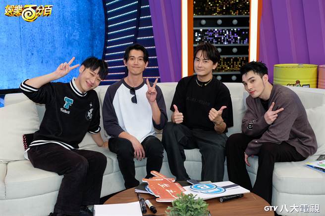 鄭元暢（右2）罕吐真心話，讓吳慷仁相當震驚。左為賴晏駒、右為黃偉晉。（八大提供）