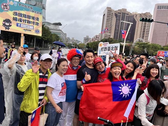 台北市长蒋万安（中）参加国庆庆祝活动，配合北市警察局进行防诈宣导。（翻摄画面）