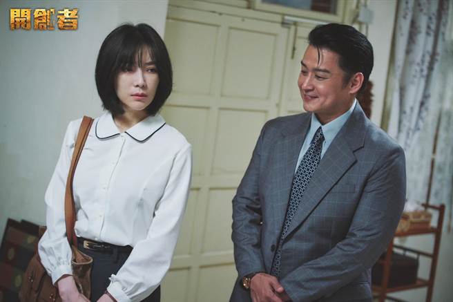 张天霖（右）在《开创者》中跟蔡淑臻从情侣演到夫妻。（中视提供）