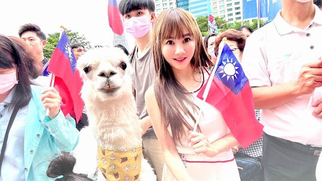 王宥忻今带着萌兽麦可参加国庆升旗典礼。(固力狗提供)