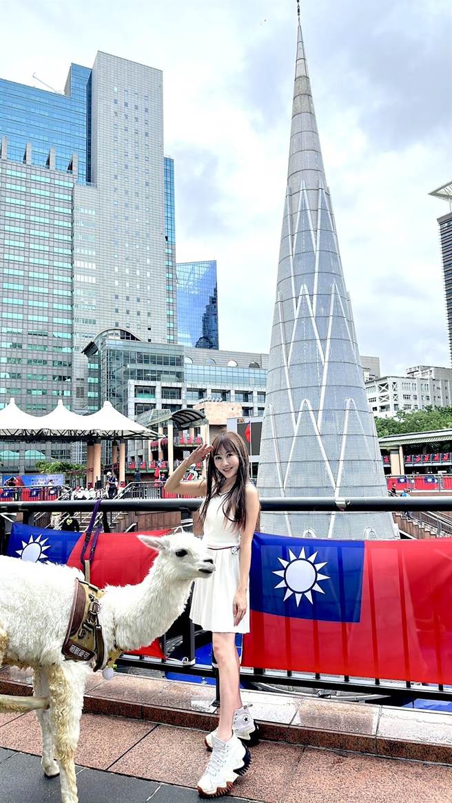 王宥忻今带着萌兽麦可参加国庆升旗典礼。(固力狗提供)