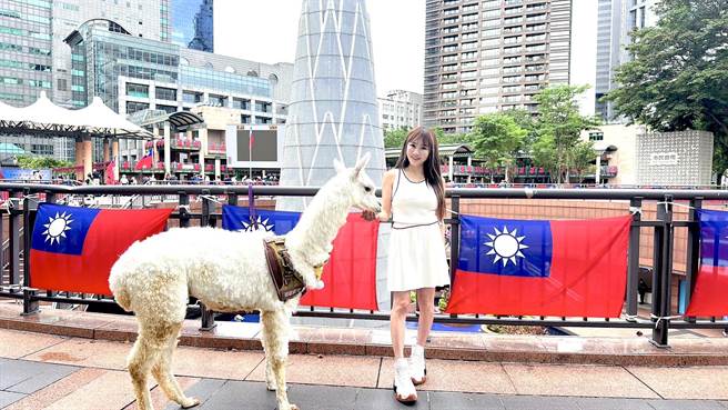 王宥忻今带着萌兽麦可参加国庆升旗典礼。(固力狗提供)