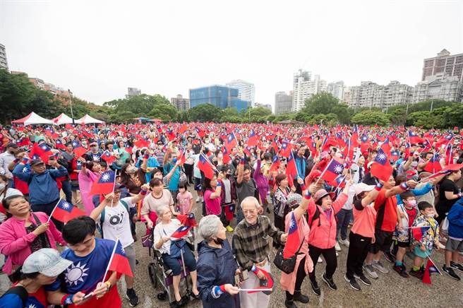 林口升旗典礼迈入第7年，今年现场约4000人到场，现场一片「国旗海」，相当壮观。（新北市议员蔡淑君提供／蔡亚桦新北传真）