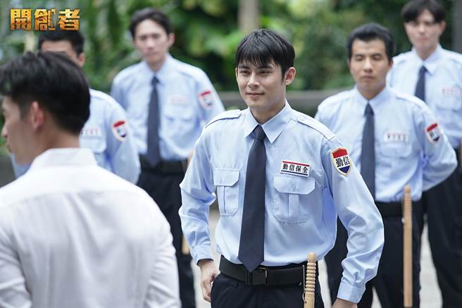陈奕（中）在《开创者》中有不少保全训练戏份。（中视提供）