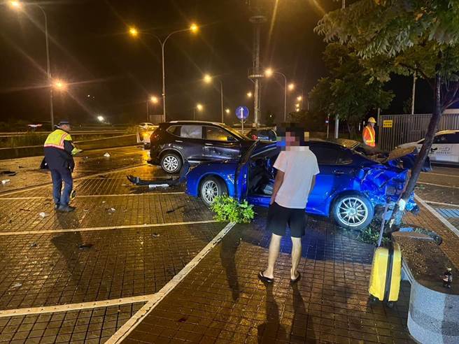 國道1號南向楊梅休息站10日凌晨發生酒駕交通事故。（警方提供／蔡明亘桃園傳真）