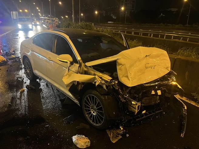 27歲張姓男子10日凌晨駕駛小客車要前往台中，不僅酒駕開啟自動駕駛，還在楊梅休息站連撞2輛小客車。（警方提供／蔡明亘桃園傳真）