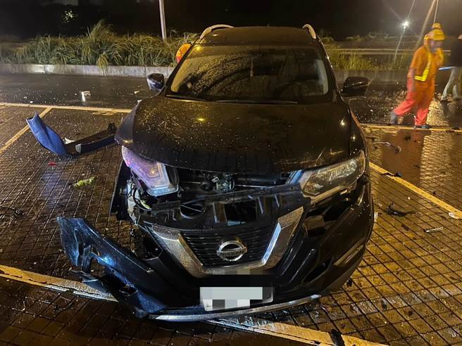 27歲張姓男子10日凌晨酒駕開啟自動駕駛，在楊梅休息站連撞2車，造成2名駕駛輕傷。（警方提供／蔡明亘桃園傳真）