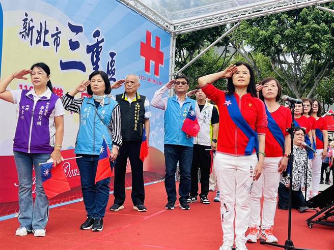 三重综合运动场举办国庆升旗典礼，吸引眾多民眾到场参加，现场充满浓厚的国庆氛围。（三重区公所提供／蔡亚桦新北传真）