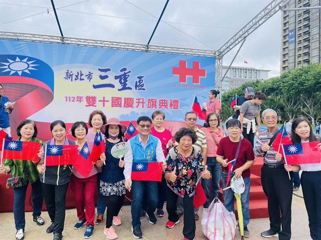 三重综合运动场举办国庆升旗典礼，吸引眾多民眾到场参加，区公所发送蔬果包反应热烈。（三重区公所提供／蔡亚桦新北传真）