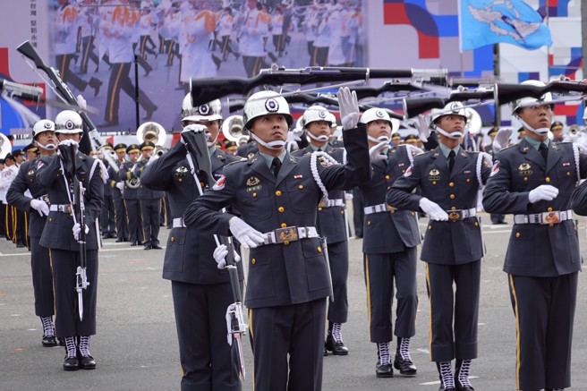 112年国庆大会10日在总统府前举行，三军乐仪队展现高超的操枪、抛枪技巧。（姚志平摄）