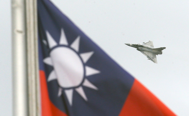 中华民国中枢暨各界庆祝112年国庆大会10日登场，担任天观机的幻象2000型战机低空飞越总统府上空。（范扬光摄）