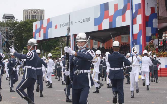 中华民国中枢暨各界庆祝112年国庆大会10日在总统府府前广场登场，三军仪队整齐划一演出。（赵双杰摄）