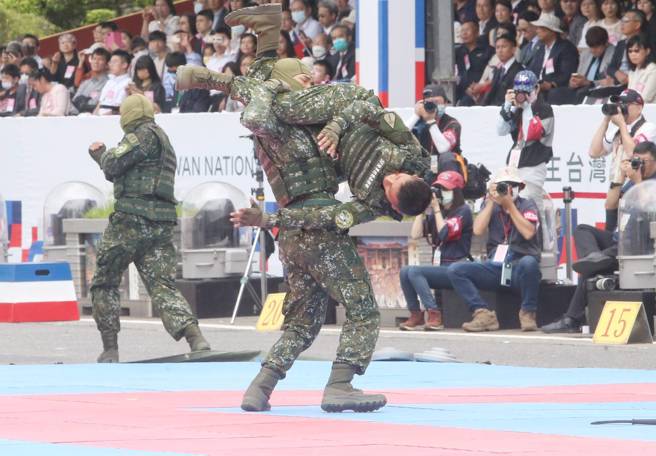 中华民国中枢暨各界庆祝112年国庆大会10日在总统府府前广场登场，陆军特战指挥部演出。（赵双杰摄）