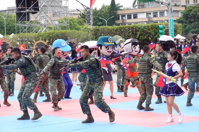 12年国庆大会10日在总统府前举行，国防部心理作战大队、陆军专科学校、陆军特战指挥部联合演出。（姚志平摄）