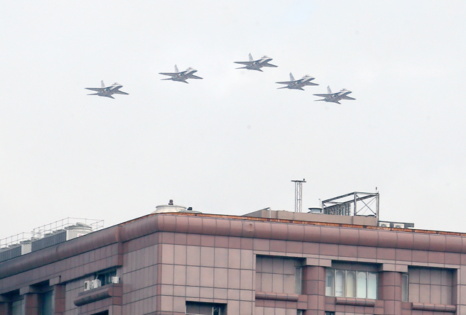 中华民国中枢暨各界庆祝112年国庆大会10日登场，勇鹰高教机在总统府前低空衝场。（范扬光摄）