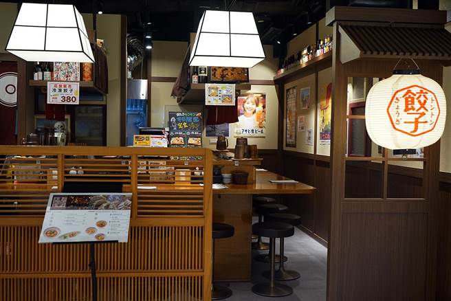 春大直的「饺子豚豚」採日式居酒屋的装潢风格，像极日剧场景。（春大直提供／朱世凯台北传真）