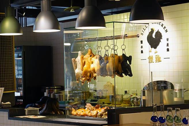 颠覆传统市场鸡肉摊的印象，「傻鸡」打造时尚感十足的鸡肉舖。（春大直提供／朱世凯台北传真）