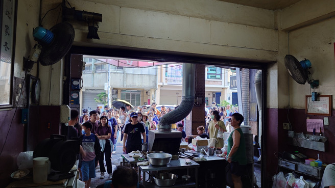 彰化市北門口肉圓店連假大排長龍，戴帽子阿姨意外成了亮點。（網友授權提供）