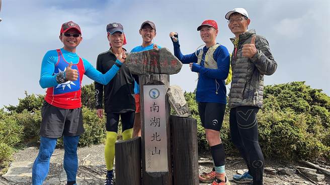 跑者们把兰阳溪出海口所取的水倒在发源地「兰阳溪源头」的石块上，象徵饮水思源、溯源成功。（猴子兵团提供／吴佩蓉宜兰传真）