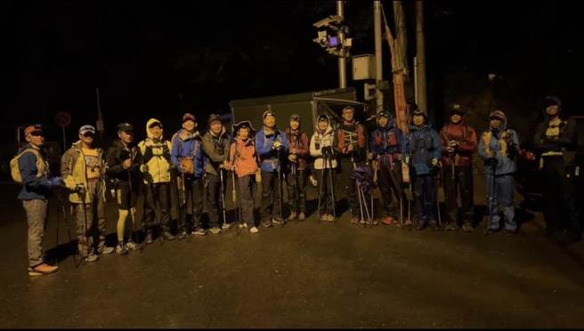 跑者们不畏恶劣天气勇往向前迈进。（猴子兵团提供／吴佩蓉宜兰传真）