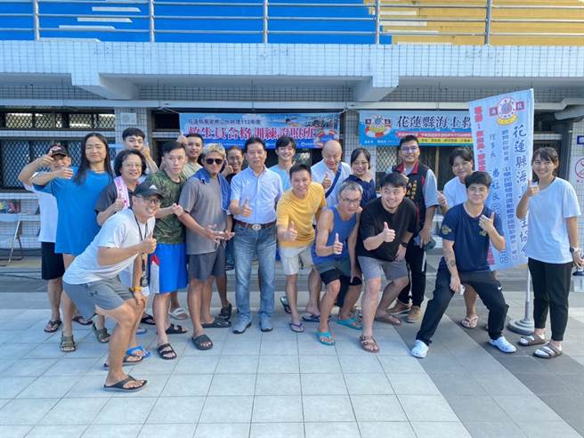 花蓮縣萬榮鄉公所今年與救生協會合作，首度開辦救生員合格訓練課程，20名水上救生人才經1個月的受訓已成功結訓，預計11月參加檢定考試。（萬榮鄉公所提供／羅亦晽花蓮傳真）