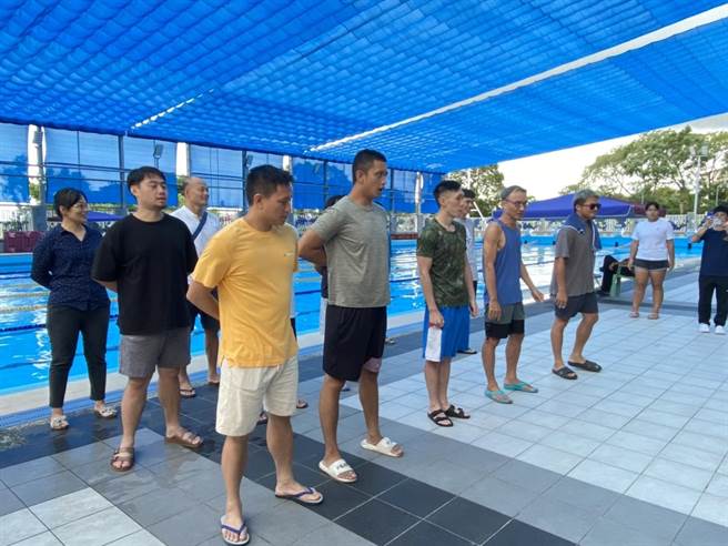花蓮縣萬榮鄉公所今年與救生協會合作，首度開辦救生員合格訓練課程，20名水上救生人才經1個月的受訓已成功結訓，預計11月參加檢定考試。（萬榮鄉公所提供／羅亦晽花蓮傳真）