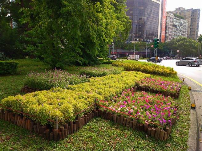 台北市工务局公园路灯工程管理处使用上千盆夏堇、鸡冠花等花草制作双十造景，在仁爱圆环展出。（工务局提供／蔡佩珈台北传真）