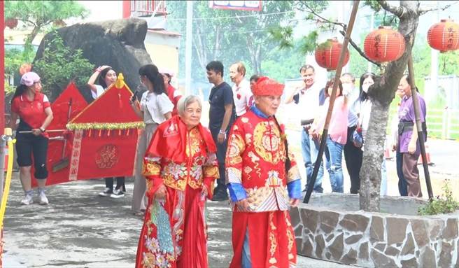 长辈穿上喜气古装嫁娶衣衫，以古礼迎娶模式走红毯。（白河十七户南天宫提供／张毓翎台南传真）