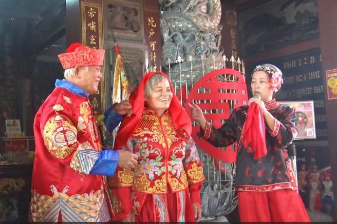 庙方准备多道题目，拷问夫妻之间怎样认识、如何约会、有没有亲密称呼等，让老新人害羞地不停笑场。（白河十七户南天宫提供／张毓翎台南传真）