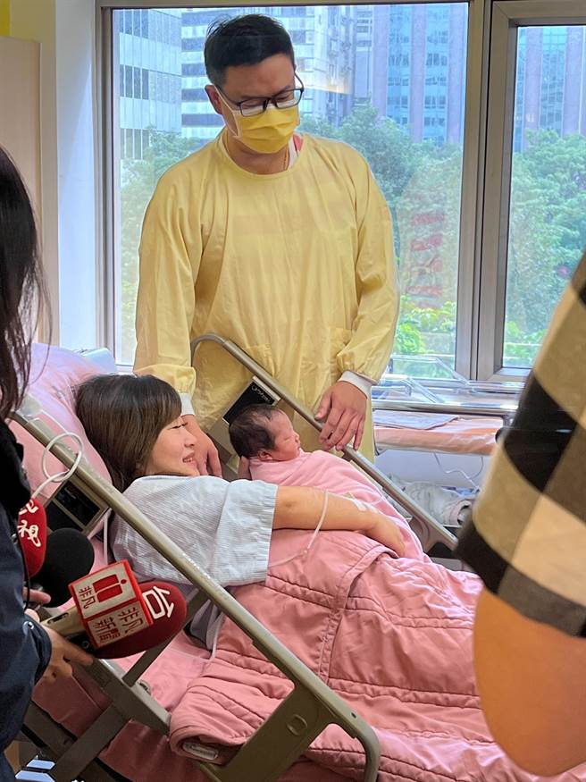 台安医院今天迎来3位国庆宝宝，最早的是41岁妈妈在凌晨1点诞下3000多克女婴。（台安医院提供）