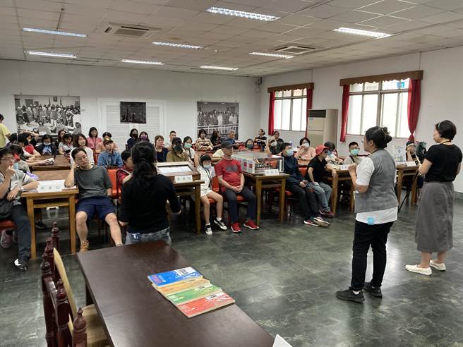 听障朋友们听取导览员及手语翻译员的解说，参访白色恐怖景美纪念园区「第一法庭」。（国家人权博物馆提供）