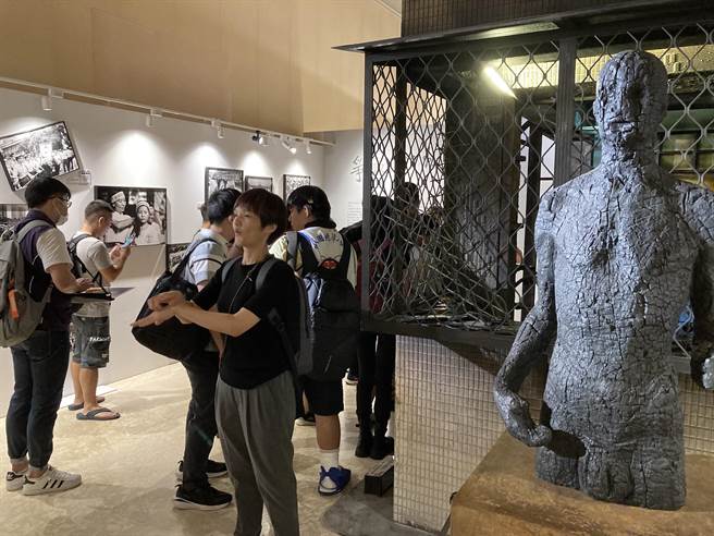 工作营安排听障朋友们参观中正纪念堂展览，该展览重现郑南榕自焚于自由时代杂志社一景。（国家人权博物馆提供）