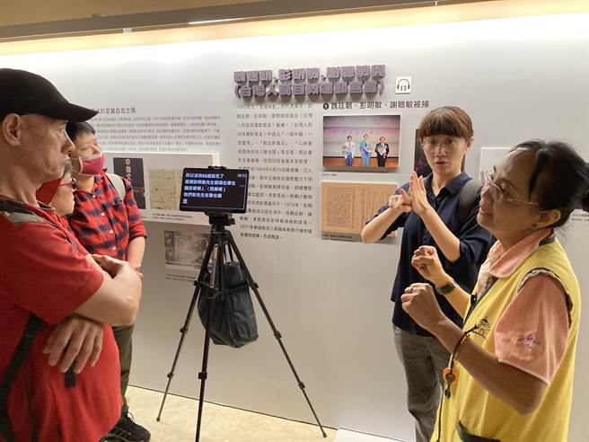 听障朋友们经由志工导览、手语即席翻译以及即时文字听打显示，参访中正纪念堂展览。（国家人权博物馆提供）