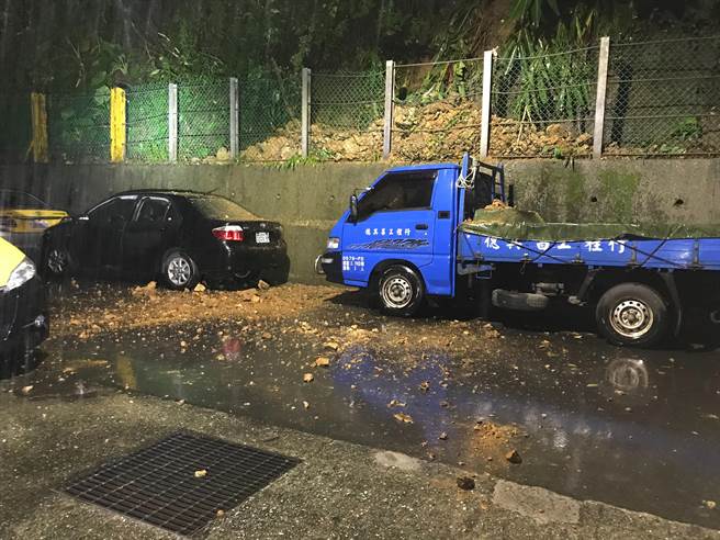 基隆市暖暖區東勢街10日凌晨發生邊坡土石崩落狀況，市議員陳冠羽質疑是林業署護坡水保工程並未完善所致。（市議員陳冠羽提供／張志康基隆傳真）